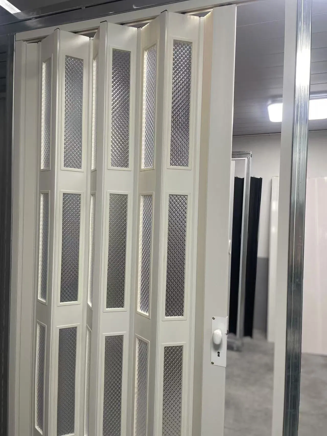 China Manufacture Excellent Interior PVC Sliding Folding Door for Kitchen /Bathroom/Commercial Market 203X86mm by 10/11/12mm Thickenss