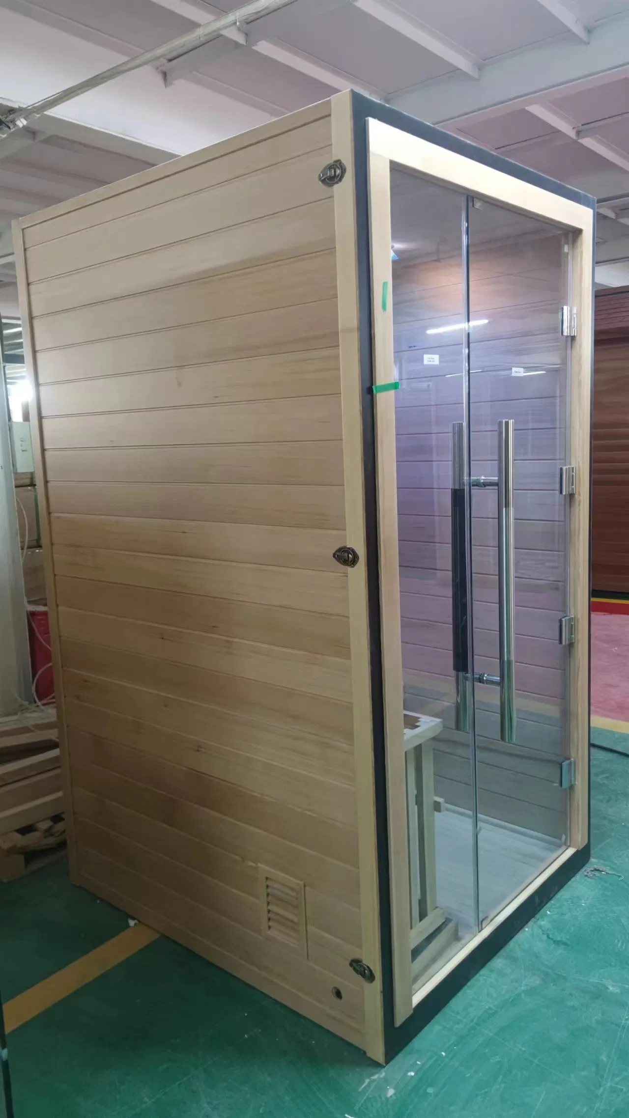 Домашняя сауна из массива дерева с парогенератором