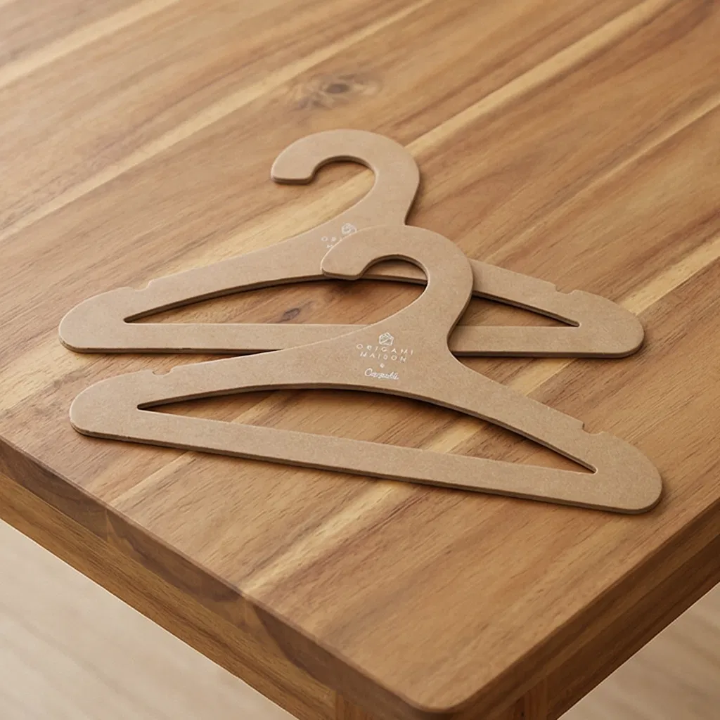 Экологичные бумажные вешалки для одежды