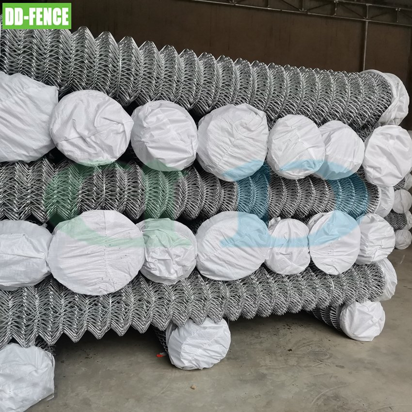 Cheap Welded Metal Steel Garden Fence Outdoor Fences Galvanized Diamond Wire Mesh Fence Panel Post Farm Fencing Netting Cyclone Wire Fence Chain Link Fence