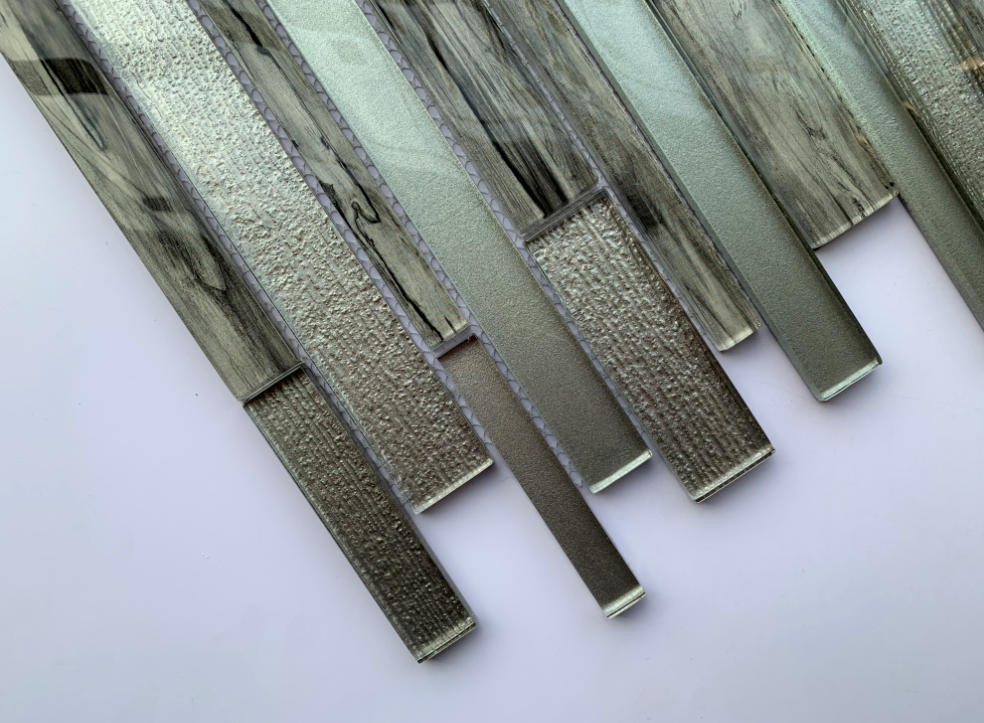 Мозаичная плитка из стекла темно-серая полоска