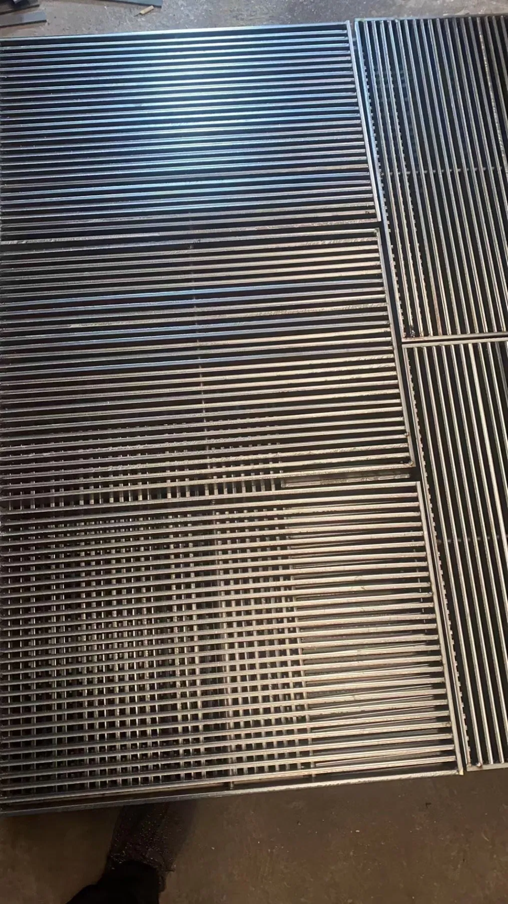 Heavy-Duty Serrated Steel Grating for Safe Walkway Platforms