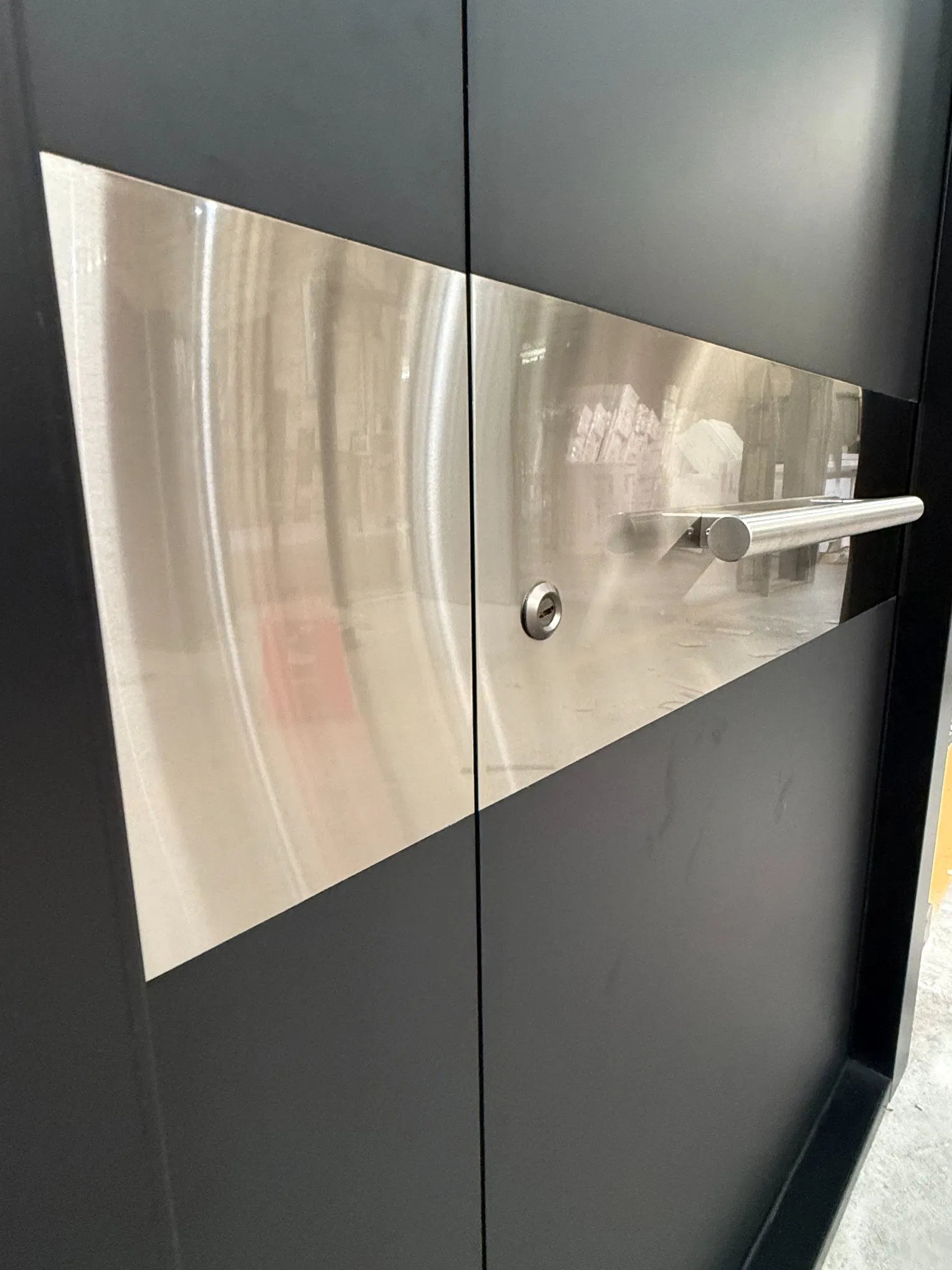 Stylish and Durable Aluminum Entry Door with Custom Options