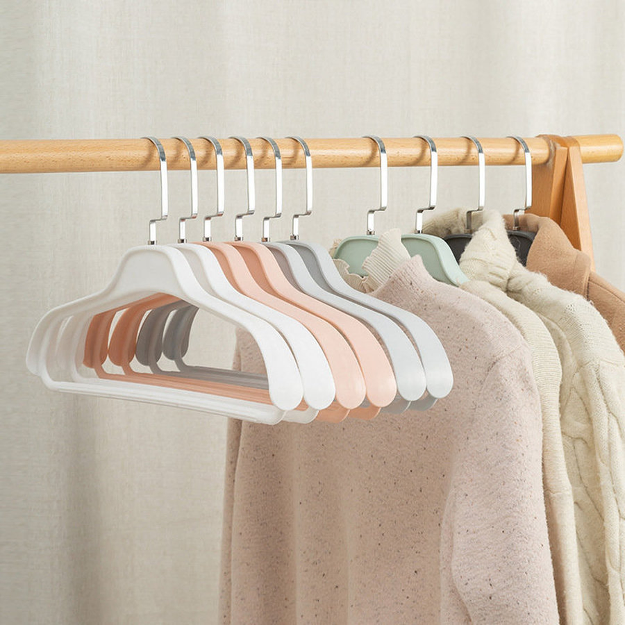 Пластиковая вешалка для одежды с широкими плечиками