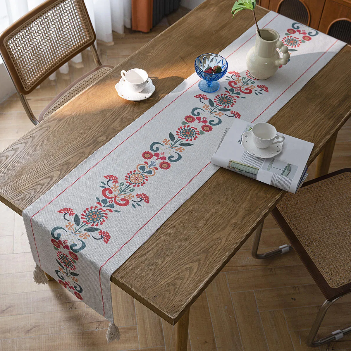 Wholesale Bohemian Cotton Linen Table Runner with Tassel for Kitchen Family Dinner Table Holiday Party Farmhouse