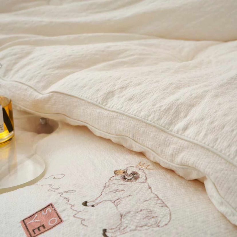 Hot Selling Soybean Filled Quilts for Autumn and Winter, Suitable for Use with Air Conditioners
