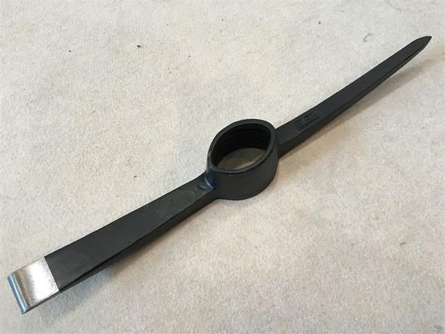 Portable and Durable Steel Pickaxe, Suitable for Various Working Conditions. Workers, Farmers, and Prospectors All Praise Its Effectiveness.