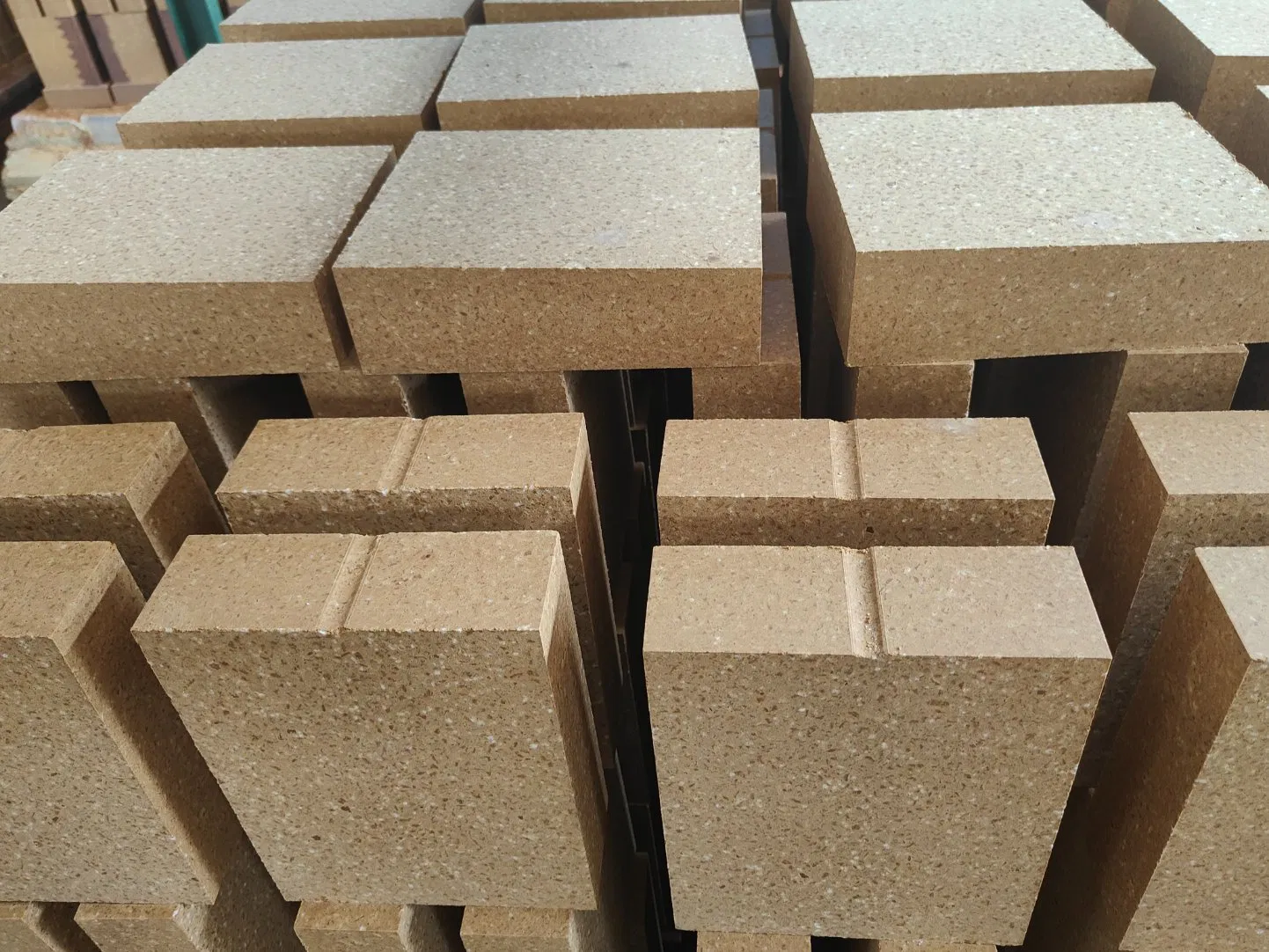 Магнезито-глиноземистый кирпич для переходной зоны цементной печи