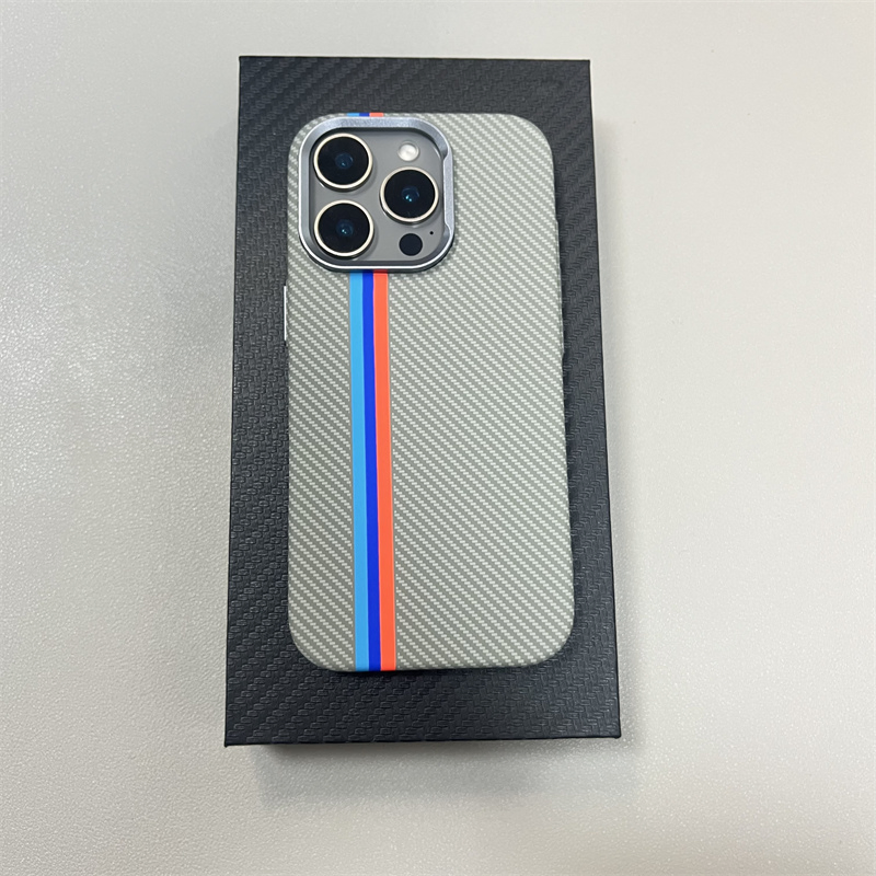 Чехол с карбоновой текстурой и MagSafe для iPhone 12-17 Pro Max