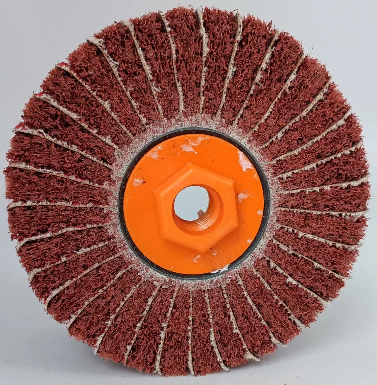 Абразивный лепестковый круг из нетканого материала