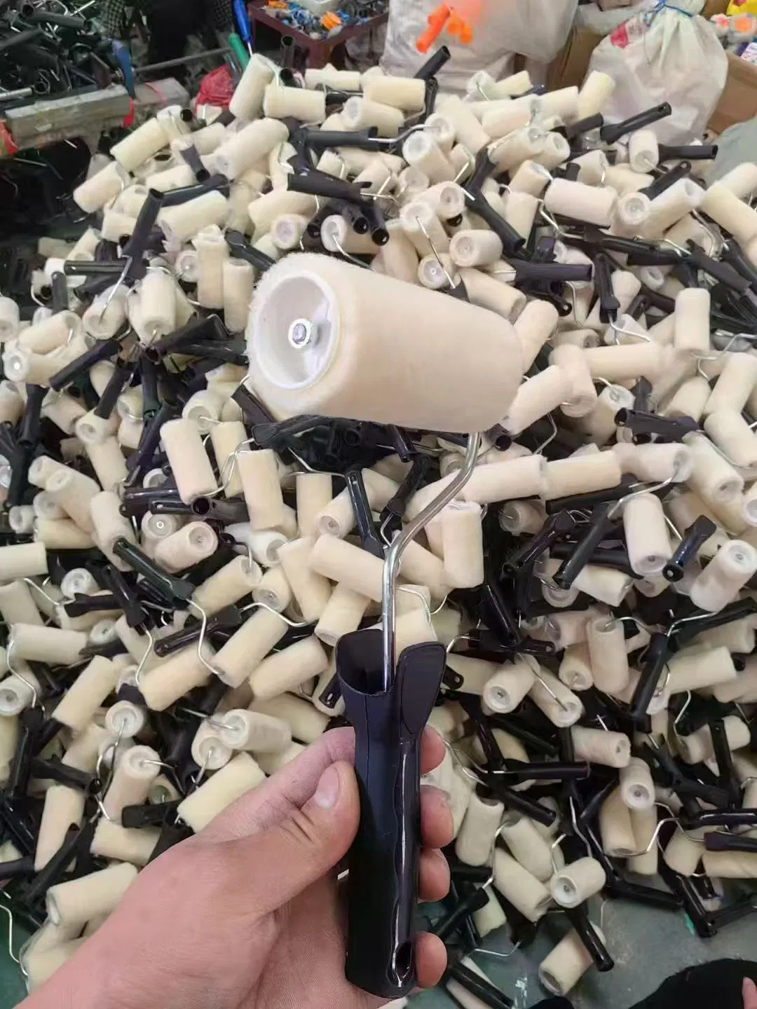 Малярный валик с пластиковой ручкой