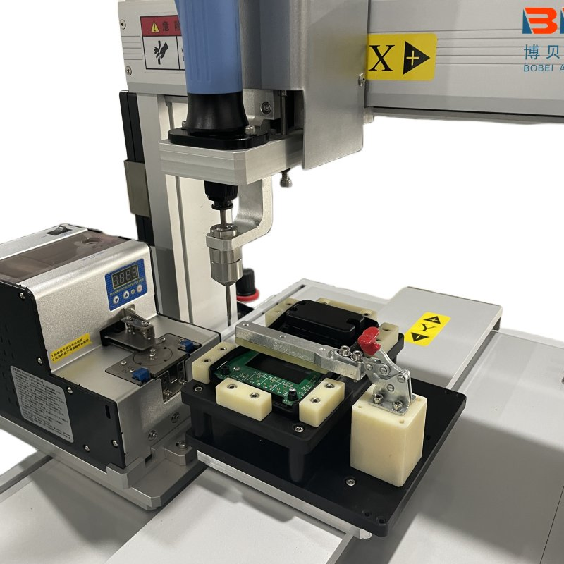 Робот для завинчивания винтов с двумя головками, автоматический