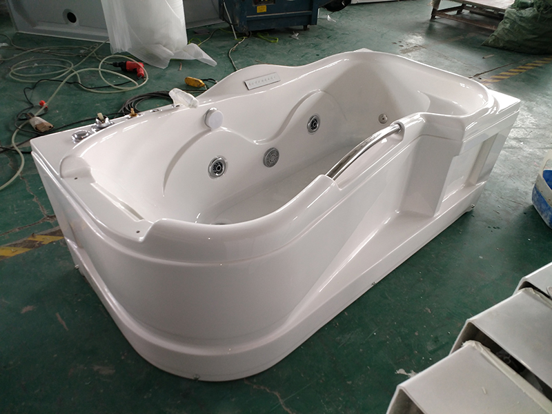 Угловая акриловая ванна с гидромассажем