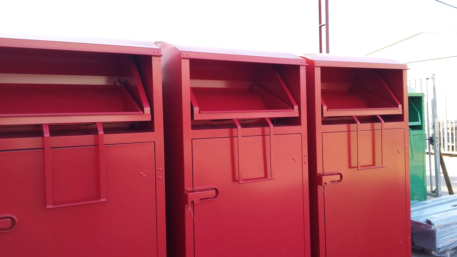 Металлический контейнер для сбора одежды