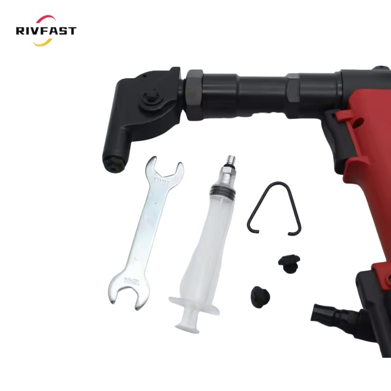 Пневмогидравлическая заклепочная машина с локтем