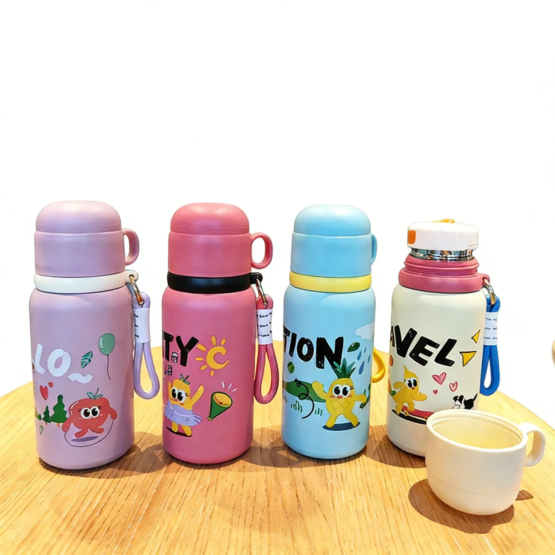 Набор спортивных бутылок с пластиковыми стаканами