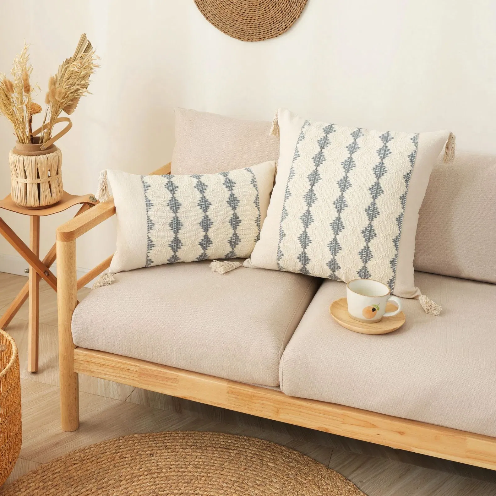 Decorative Cushion Cover Wholesale Polyester Pillow Case with Tassel