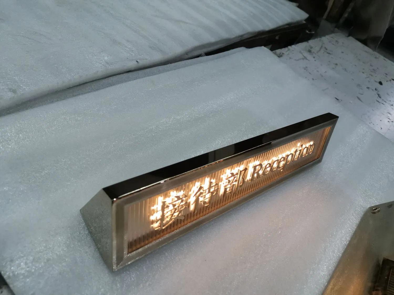 Стойка для ресепшена отеля со светодиодной вывеской