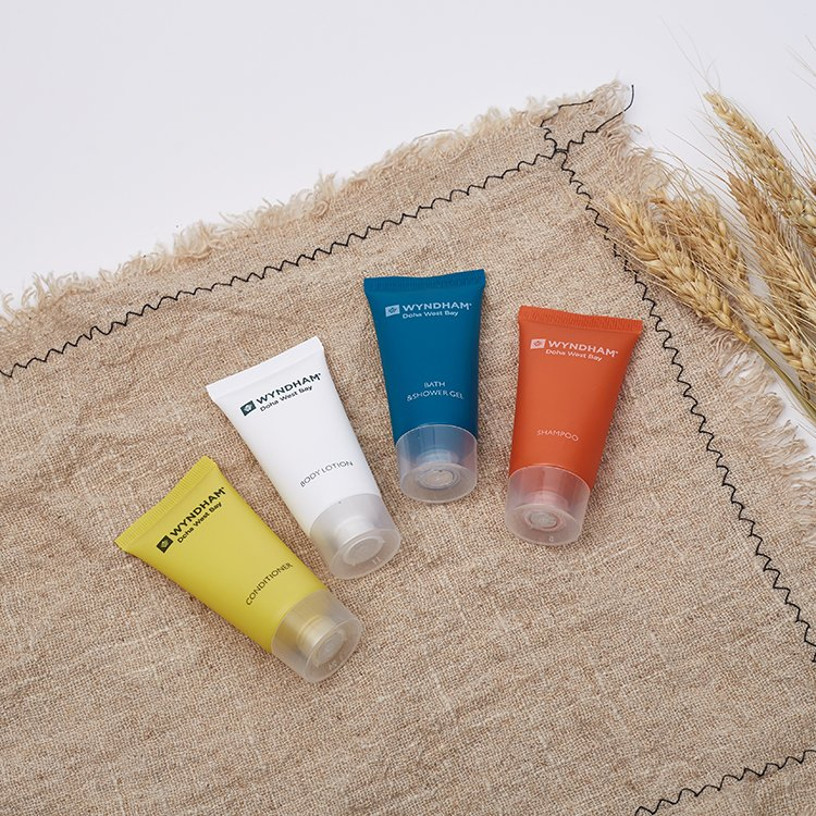 Wholesale 30ml Hotel Accessories Amenities Set Small Shower Gel Shampoo and Conditioner for Hotels SPA Bathroom