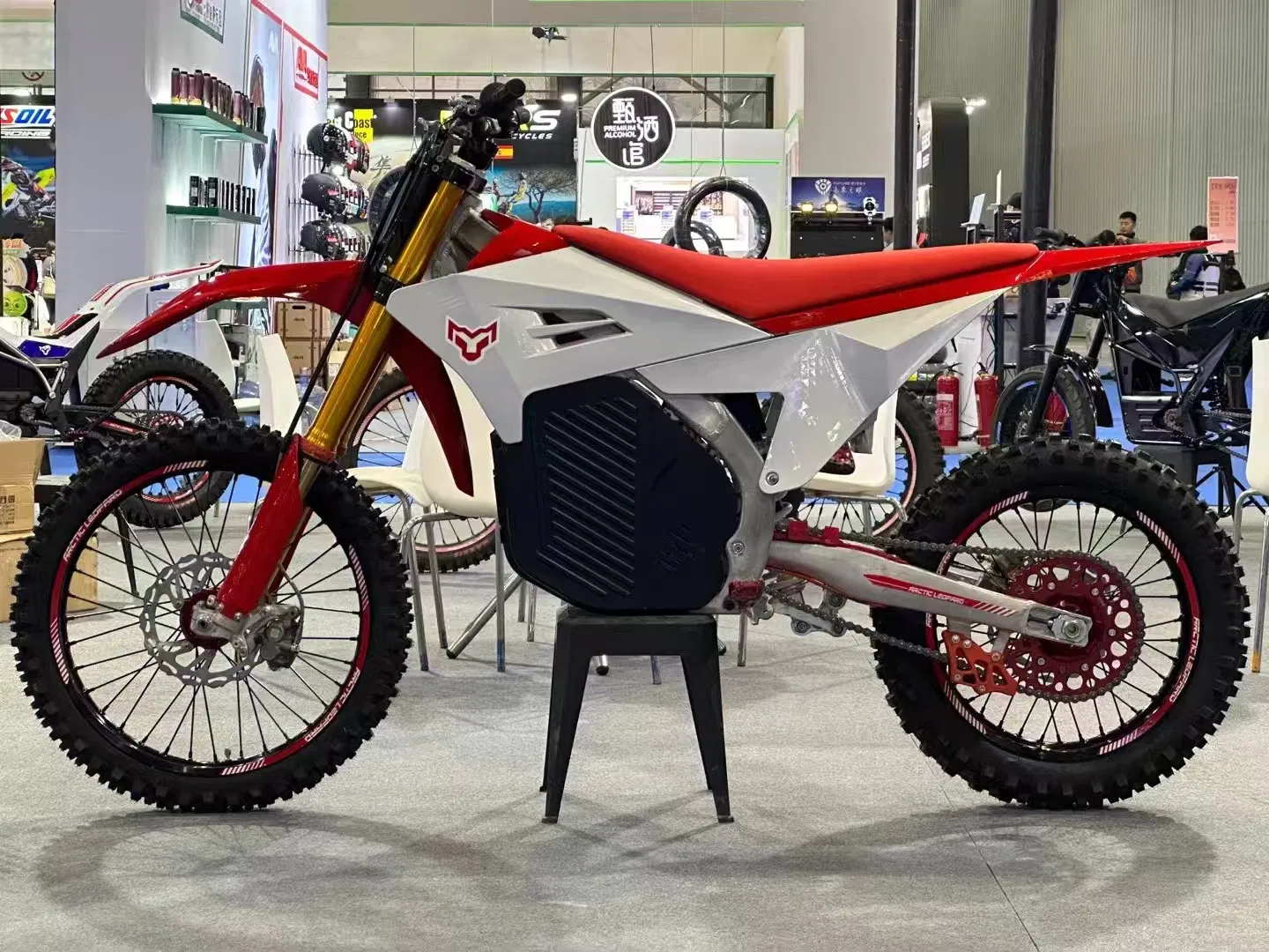 Arctic Leopard Cheetah Race Edition: Lightweight Titanium Frame E-Motorcycle
