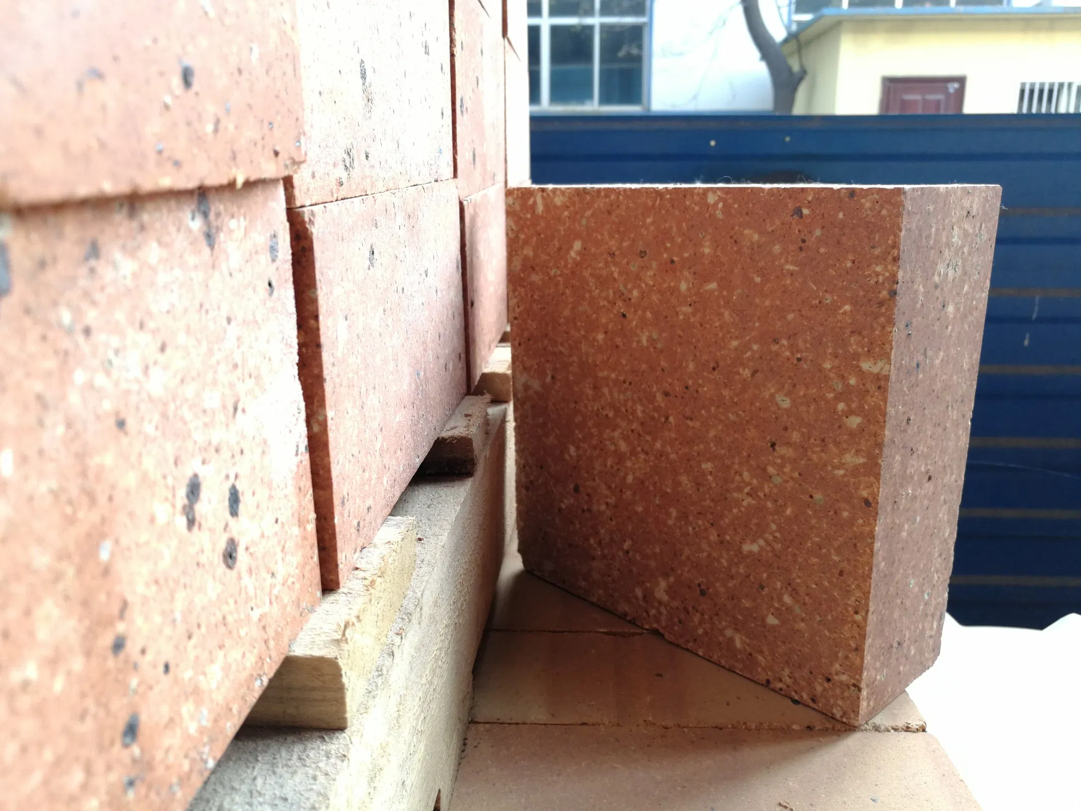 Огнеупорный шамотный кирпич с низкой теплопроводностью