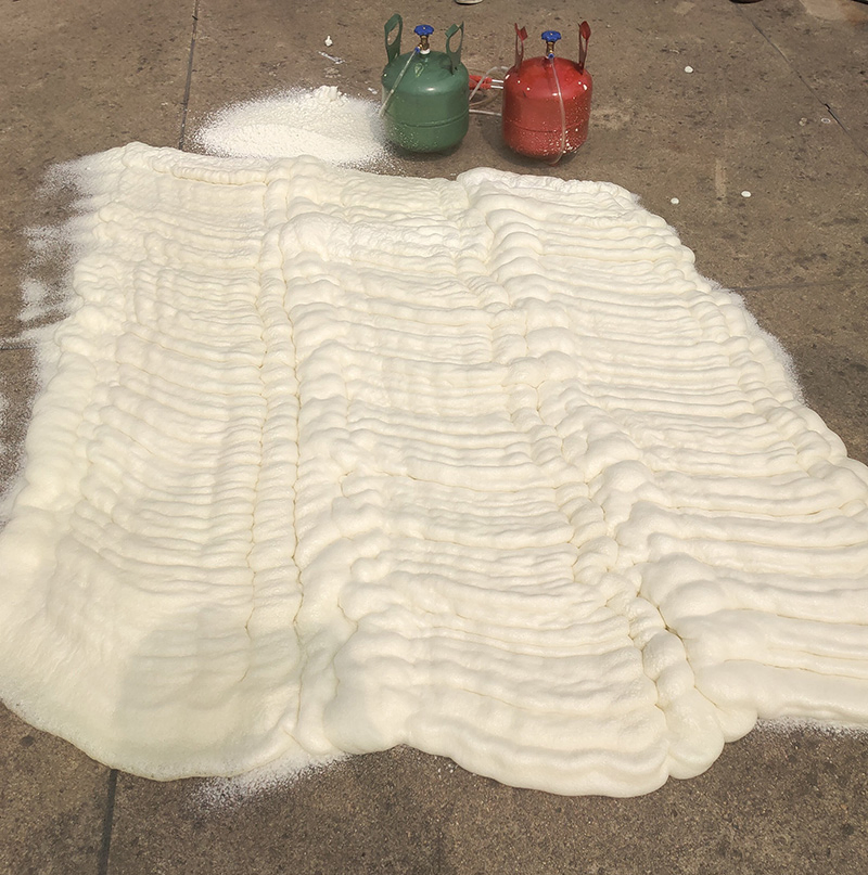 China Hightop Home Roof Wall Insulation 300FT Small Polyurethane Spray Foam Kit with Cheap Price