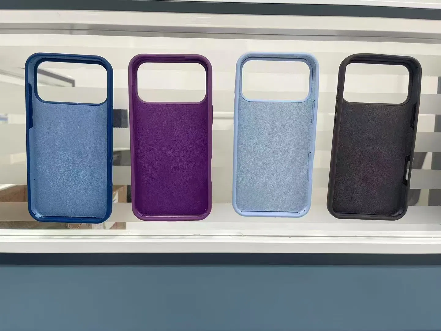 Чехол для iPhone 17 Pro/Max с металлической подставкой