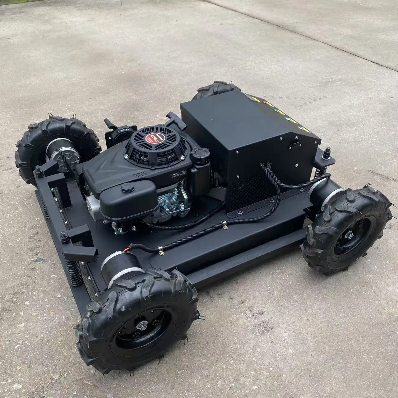 Бензиновый самоходный робот-газонокосилка с дистанционным управлением