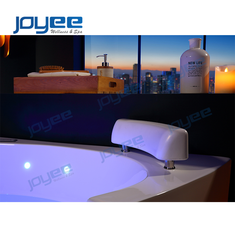 Угловая гидромассажная ванна для двоих с остеклением