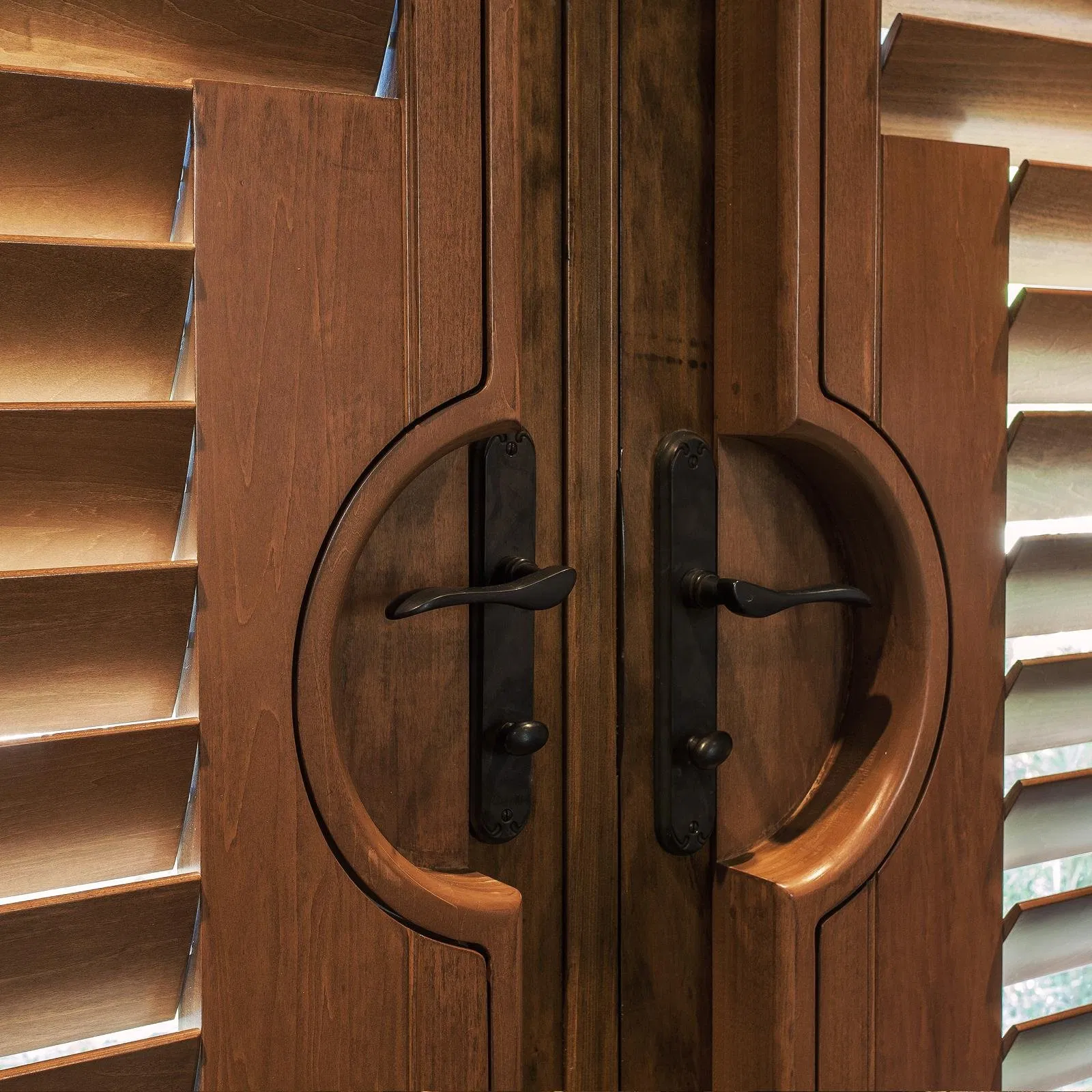 High Quality Natural Hard Wood Plantation Shutters