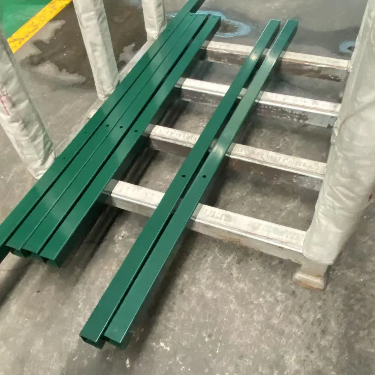 High-Quality Galvanized or PE Electrostatic Sprayed Columns Made in China