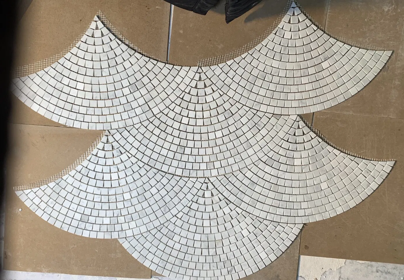 Мозаика из мрамора 'Рыбья чешуя' для кухни и ванной