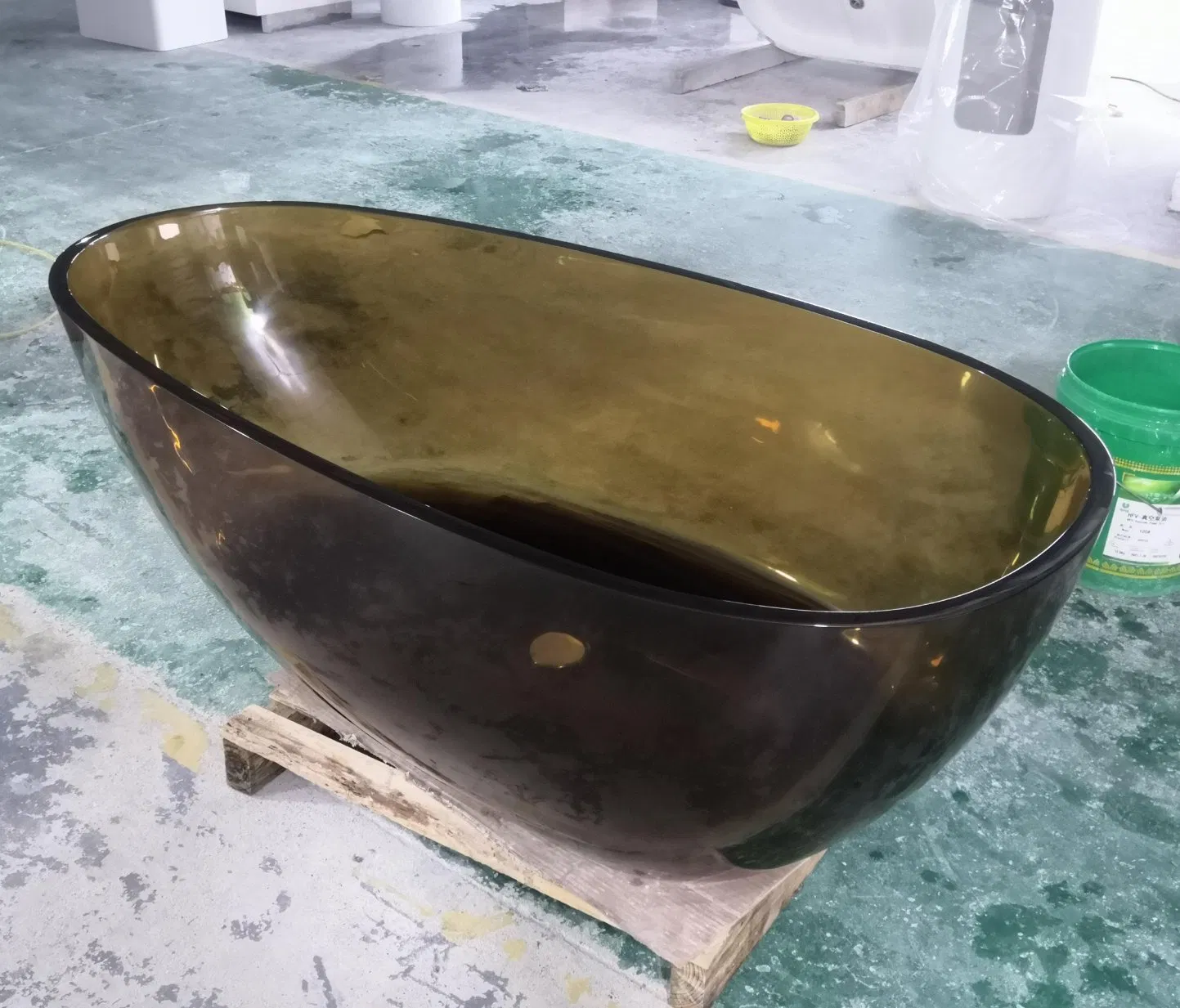 Черная ванна из прозрачной смолы, отдельностоящая