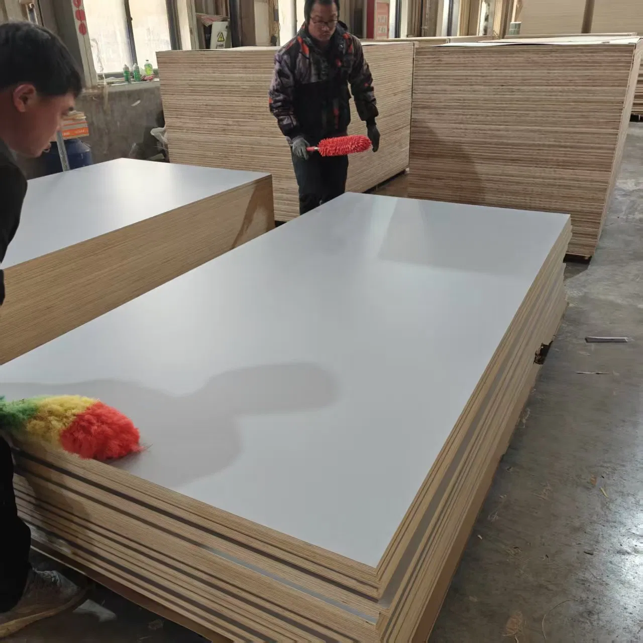 Ламинированная фанера 18мм черная сосна Окуме 1220x2440мм