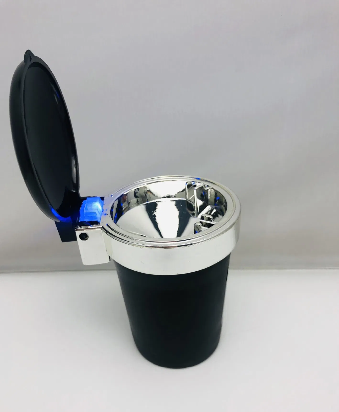 New Creative Personality Car Mounted Ashtray with LED Lamp for Home Office