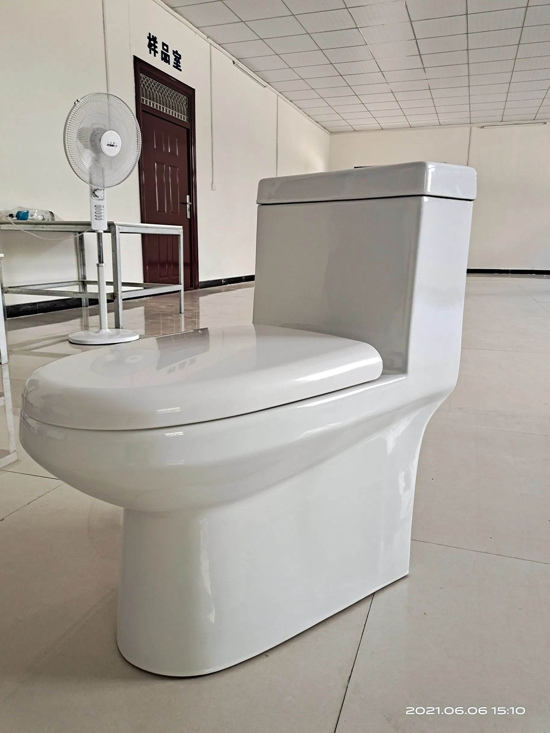 Factory Price Luxury Bathroom Products Sanitary Ware Bathroom Toilet Ceramic Toilet One Piece Toilet