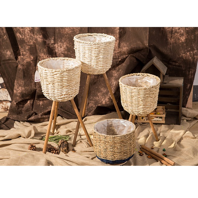 Плетеная корзина из кукурузных листьев для цветов