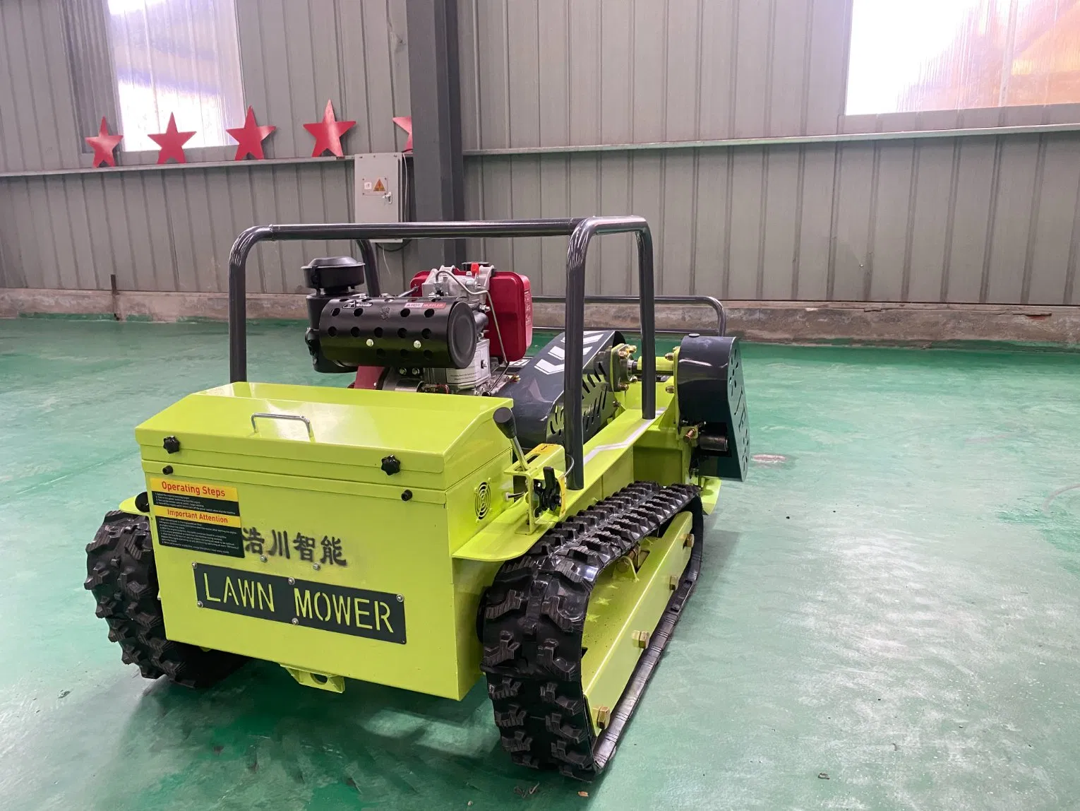 Робот-газонокосилка с бензиновым двигателем и пультом ДУ