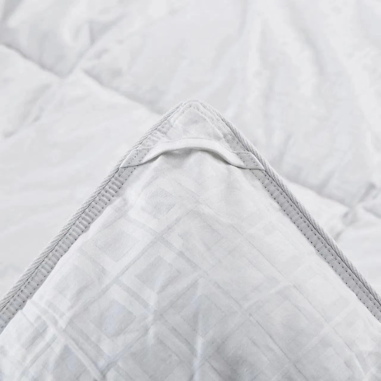 Luxurious All-Season Jacquard Quilt for Elegant Home Decor