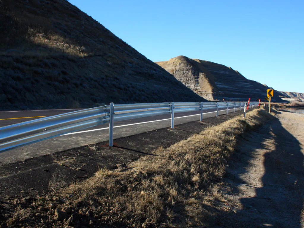 Low Price High Quality Road Safety Steel Highway Guardrail for Sale