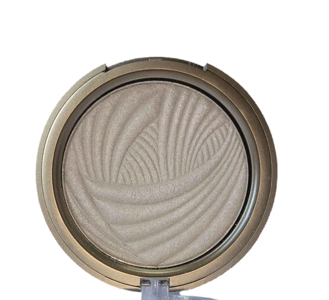 Versatile Glow Highlighter for All Skin Shades and Tones