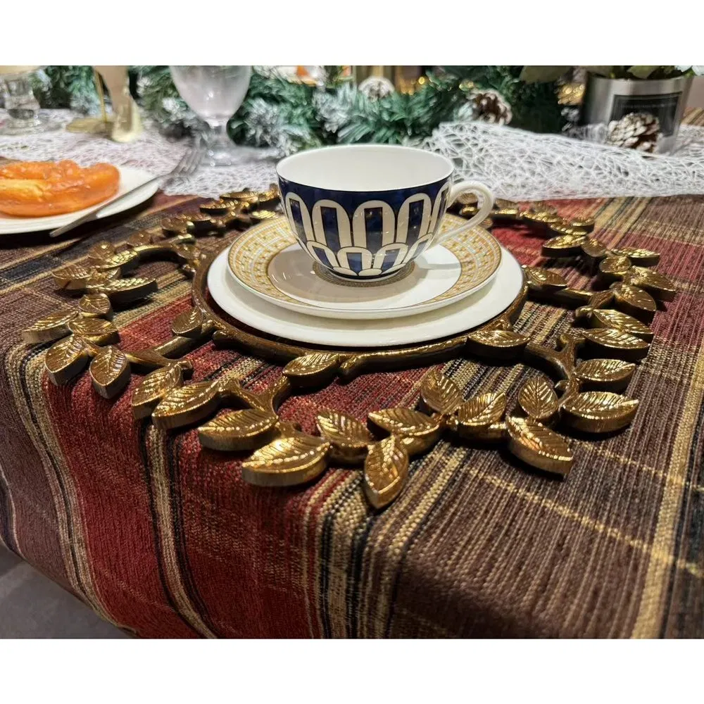 Elegant Presentation Hollow Wreath Design Disposable Plastic Light Industrial Charger Plate