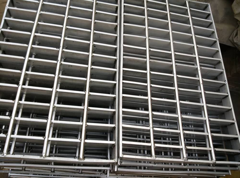 Durable Low Carbon Steel Grating for Industrial Flooring Solutions