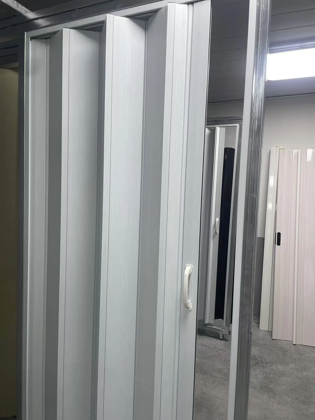 China Manufacture Excellent Interior PVC Sliding Folding Door for Kitchen /Bathroom/Commercial Market 203X86mm by 10/11/12mm Thickenss