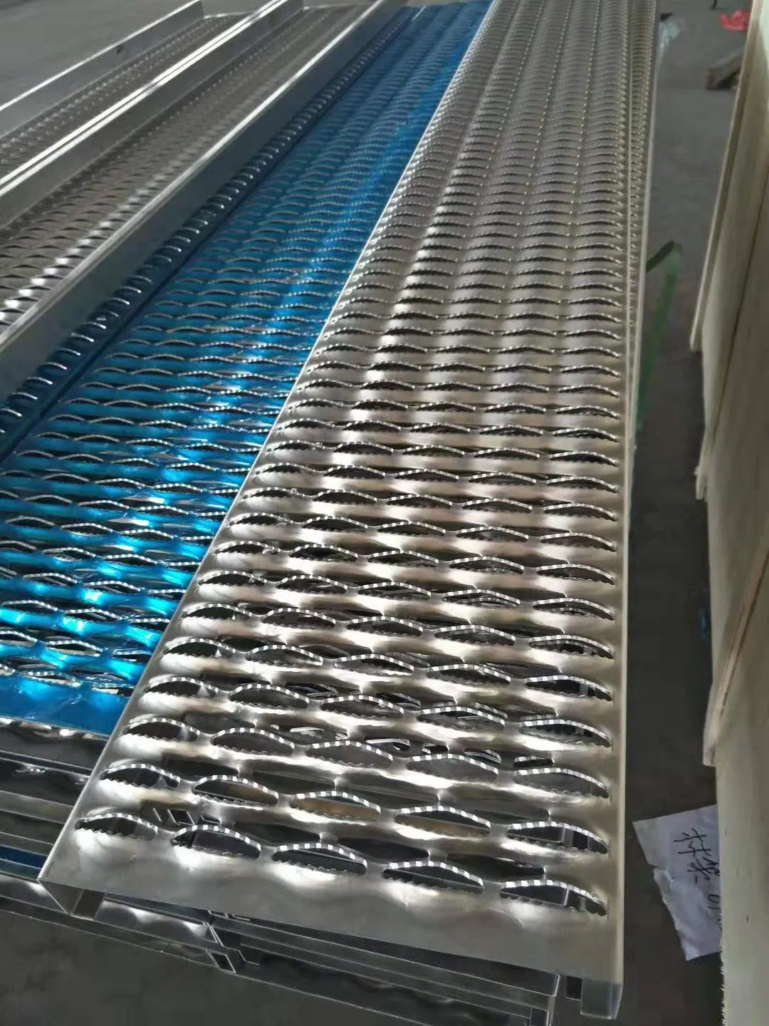 Aluminum Grip Strut from Tec-Sieve