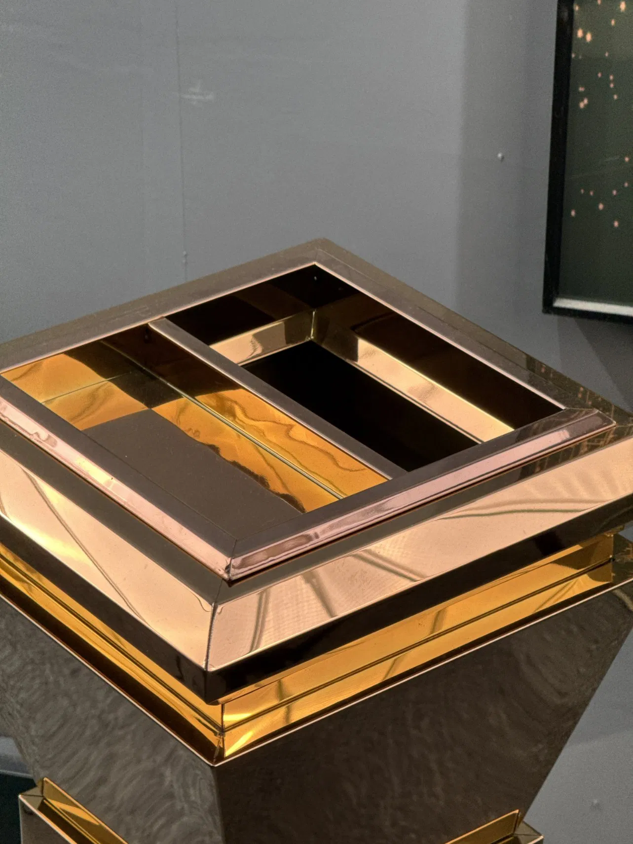 Металлическая урна для улицы и помещений