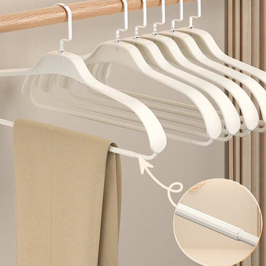 Пластиковая вешалка для одежды с широкими плечиками