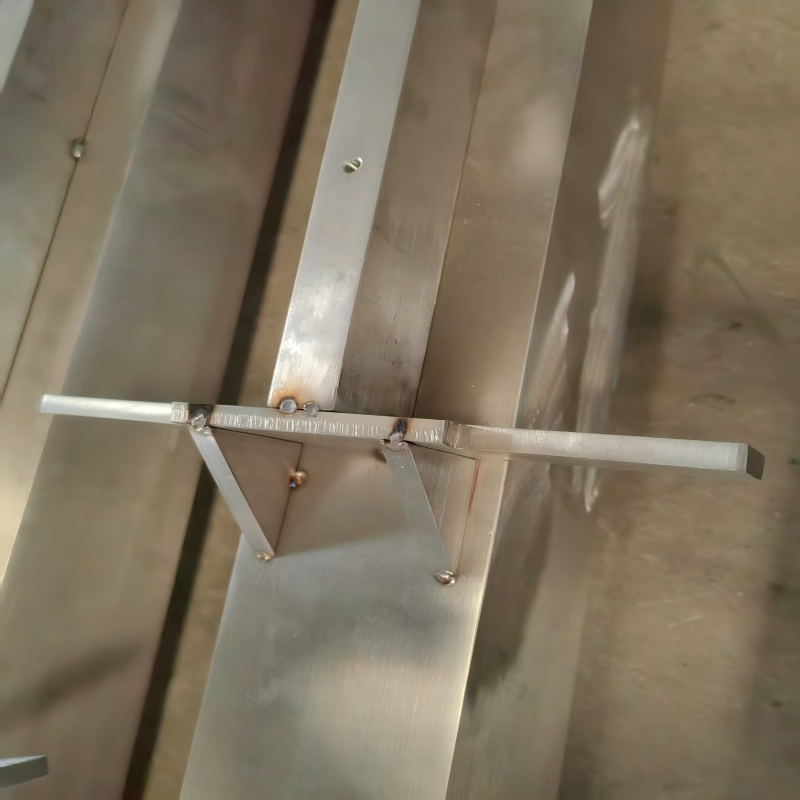 Heavy-Duty Metal Steel Fence Post for Industrial Water Zones