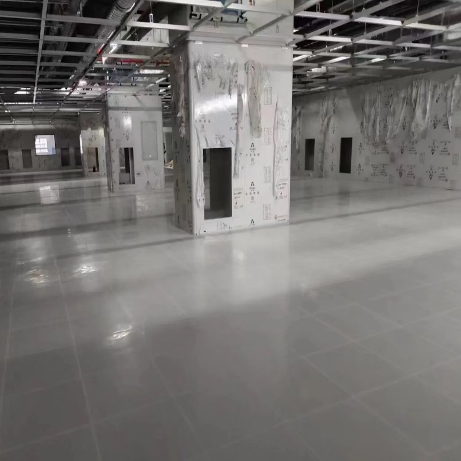 Износостойкая антистатическая ПВХ плитка для серверных