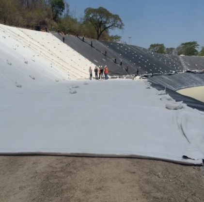 Bentonite Liner Geosynthetic Clay Liners Gcl for Landfill Project 4000-6000GSM with ASTM Standard